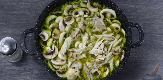 Фото приготовления рецепта: Куриный суп с булгуром и грибами - шаг №17