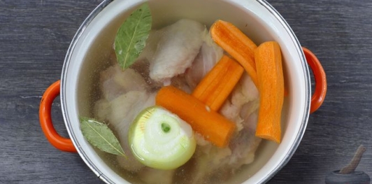 Фото приготовления рецепта: Куриный суп с булгуром и грибами - шаг №3