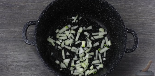 Фото приготовления рецепта: Куриный суп с булгуром и грибами - шаг №6