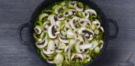 Фото приготовления рецепта: Куриный суп с булгуром и грибами - шаг №15