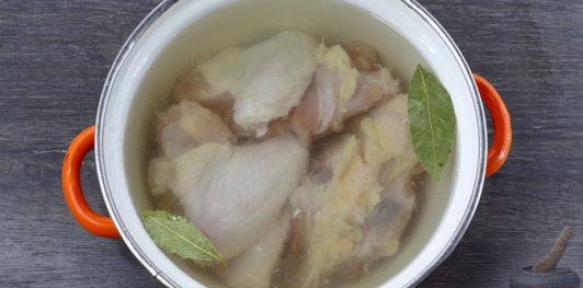 Фото приготовления рецепта: Куриный суп с булгуром и грибами - шаг №2