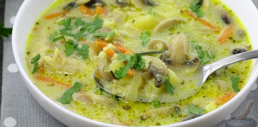 Фото приготовления рецепта: Куриный суп с булгуром и грибами - шаг №21