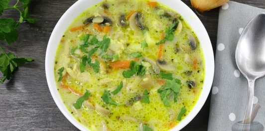 Фото приготовления рецепта: Куриный суп с булгуром и грибами - шаг №20