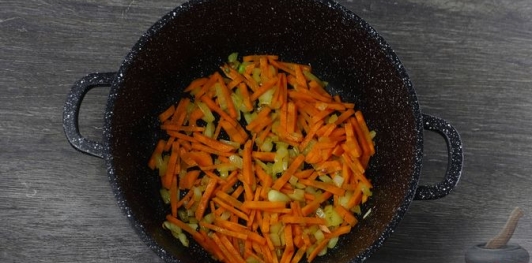 Фото приготовления рецепта: Куриный суп с булгуром и грибами - шаг №8