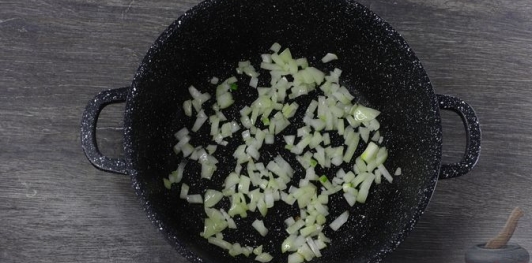 Фото приготовления рецепта: Куриный суп с булгуром и грибами - шаг №7