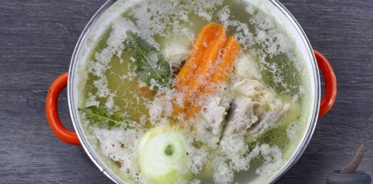 Фото приготовления рецепта: Куриный суп с булгуром и грибами - шаг №4