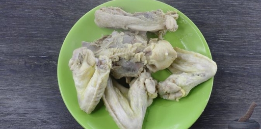 Фото приготовления рецепта: Куриный суп с булгуром и грибами - шаг №12