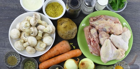 Фото приготовления рецепта: Куриный суп с булгуром и грибами - шаг №1