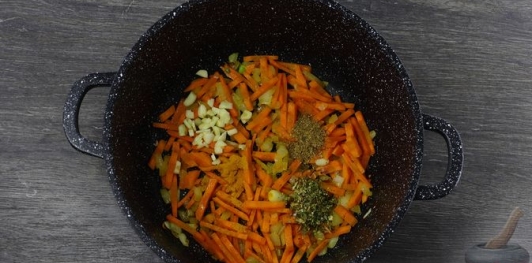 Фото приготовления рецепта: Куриный суп с булгуром и грибами - шаг №9