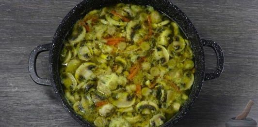 Фото приготовления рецепта: Куриный суп с булгуром и грибами - шаг №18