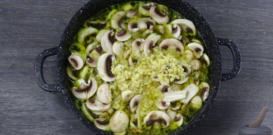 Фото приготовления рецепта: Куриный суп с булгуром и грибами - шаг №16