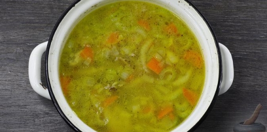 Фото приготовления рецепта: Куриный суп с рисом и авокадо - шаг №16