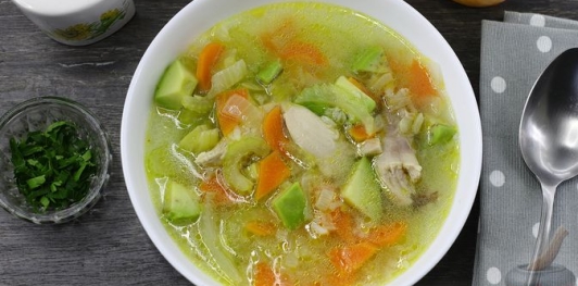 Фото приготовления рецепта: Куриный суп с рисом и авокадо - шаг №21