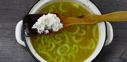 Фото приготовления рецепта: Куриный суп с рисом и авокадо - шаг №12