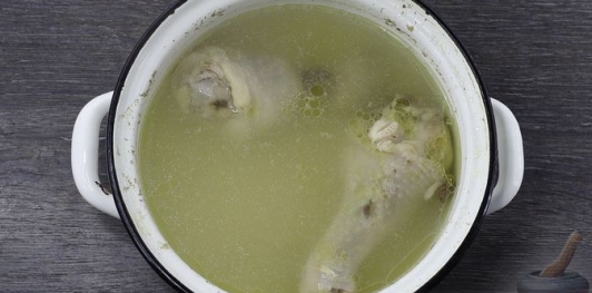 Фото приготовления рецепта: Куриный суп с рисом и авокадо - шаг №3