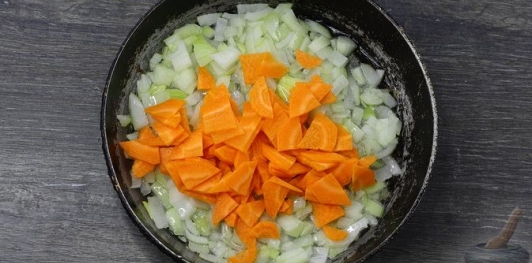 Фото приготовления рецепта: Куриный суп с рисом и авокадо - шаг №5