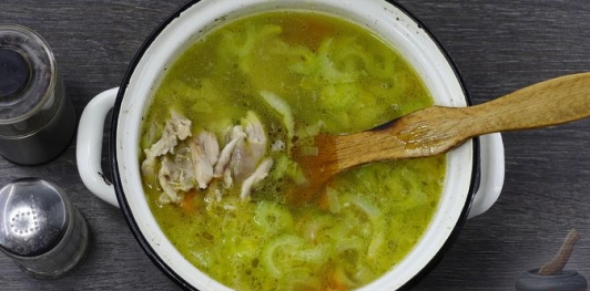 Фото приготовления рецепта: Куриный суп с рисом и авокадо - шаг №15