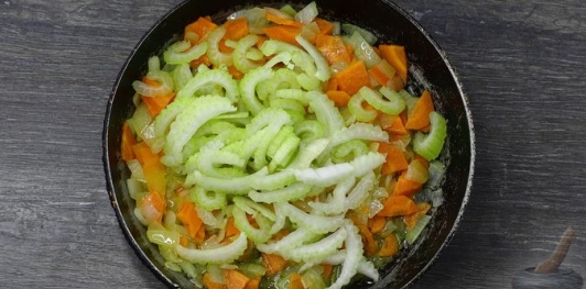 Фото приготовления рецепта: Куриный суп с рисом и авокадо - шаг №7