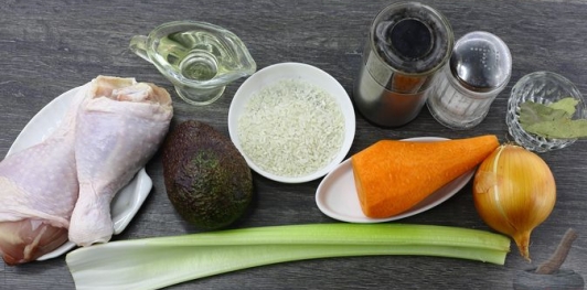 Фото приготовления рецепта: Куриный суп с рисом и авокадо - шаг №1