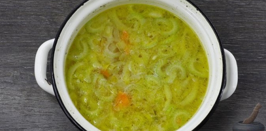 Фото приготовления рецепта: Куриный суп с рисом и авокадо - шаг №13