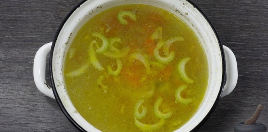 Фото приготовления рецепта: Куриный суп с рисом и авокадо - шаг №10