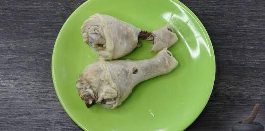 Фото приготовления рецепта: Куриный суп с рисом и авокадо - шаг №9