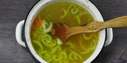 Фото приготовления рецепта: Куриный суп с рисом и авокадо - шаг №11