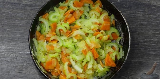 Фото приготовления рецепта: Куриный суп с рисом и авокадо - шаг №8