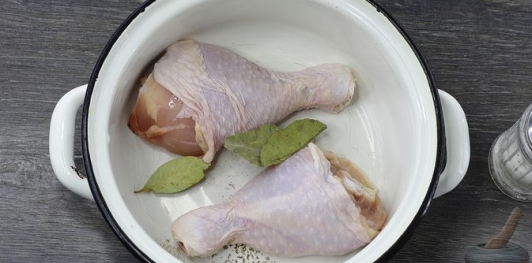 Фото приготовления рецепта: Куриный суп с рисом и авокадо - шаг №2