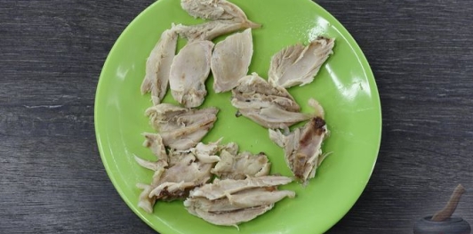 Фото приготовления рецепта: Куриный суп с рисом и авокадо - шаг №14