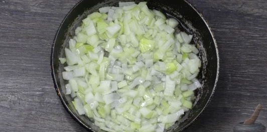 Фото приготовления рецепта: Куриный суп с рисом и авокадо - шаг №4