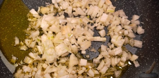 Фото приготовления рецепта: Кускус с помидорами и оливками - шаг №10