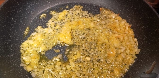 Фото приготовления рецепта: Кускус с помидорами и оливками - шаг №11