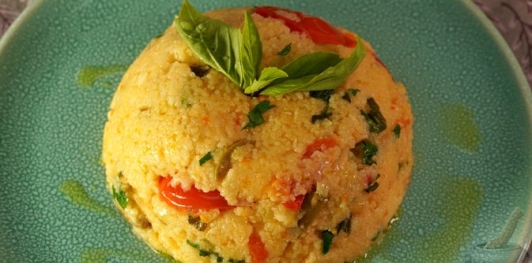 Фото приготовления рецепта: Кускус с помидорами и оливками - шаг №21