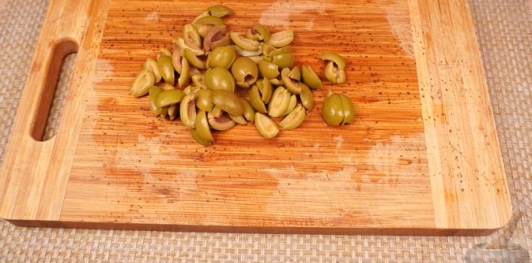 Фото приготовления рецепта: Кускус с помидорами и оливками - шаг №7