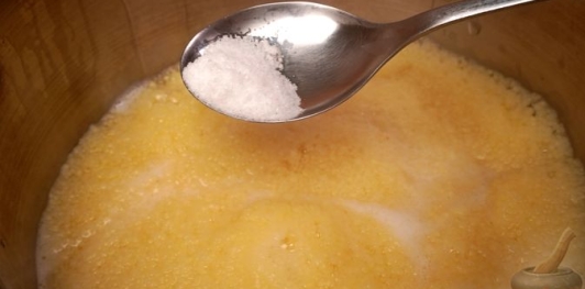 Фото приготовления рецепта: Кускус с помидорами и оливками - шаг №4