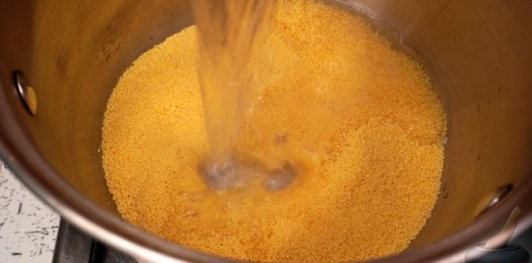 Фото приготовления рецепта: Кускус с помидорами и оливками - шаг №2