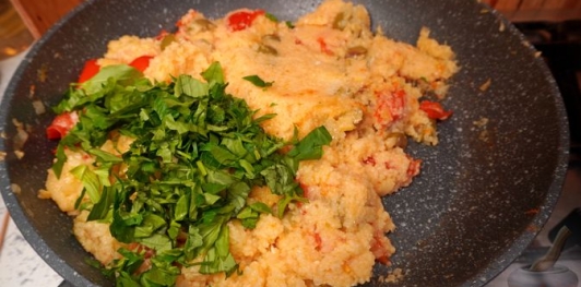 Фото приготовления рецепта: Кускус с помидорами и оливками - шаг №17