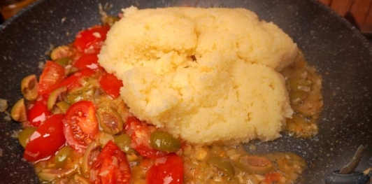 Фото приготовления рецепта: Кускус с помидорами и оливками - шаг №16