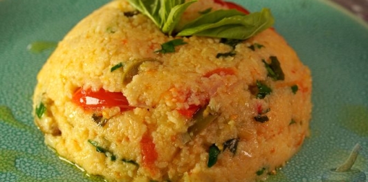 Фото приготовления рецепта: Кускус с помидорами и оливками - шаг №20