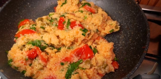 Фото приготовления рецепта: Кускус с помидорами и оливками - шаг №18