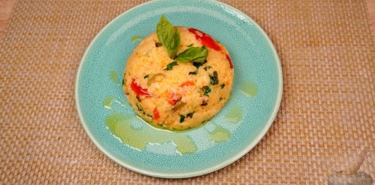 Фото приготовления рецепта: Кускус с помидорами и оливками - шаг №19