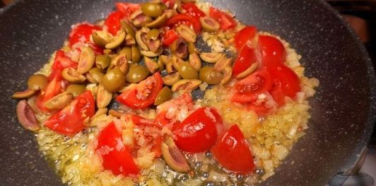 Фото приготовления рецепта: Кускус с помидорами и оливками - шаг №13