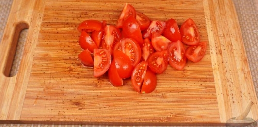 Фото приготовления рецепта: Кускус с помидорами и оливками - шаг №9