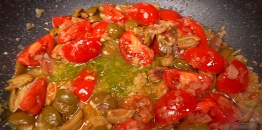 Фото приготовления рецепта: Кускус с помидорами и оливками - шаг №14