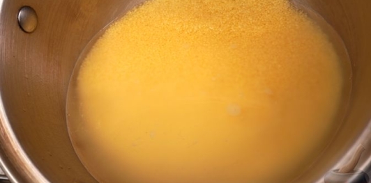 Фото приготовления рецепта: Кускус с помидорами и оливками - шаг №3