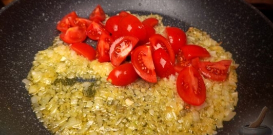 Фото приготовления рецепта: Кускус с помидорами и оливками - шаг №12