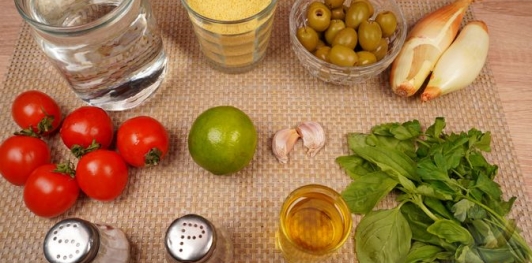 Фото приготовления рецепта: Кускус с помидорами и оливками - шаг №1