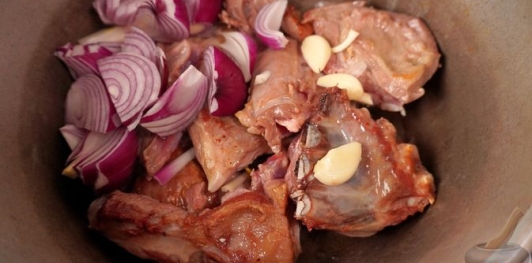 Фото приготовления рецепта: Кузу мутанджана - баранина с миндалем и сухофруктами - шаг №10