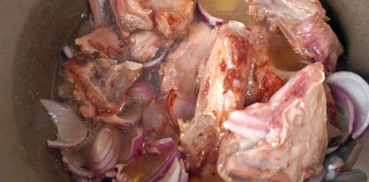 Фото приготовления рецепта: Кузу мутанджана - баранина с миндалем и сухофруктами - шаг №12